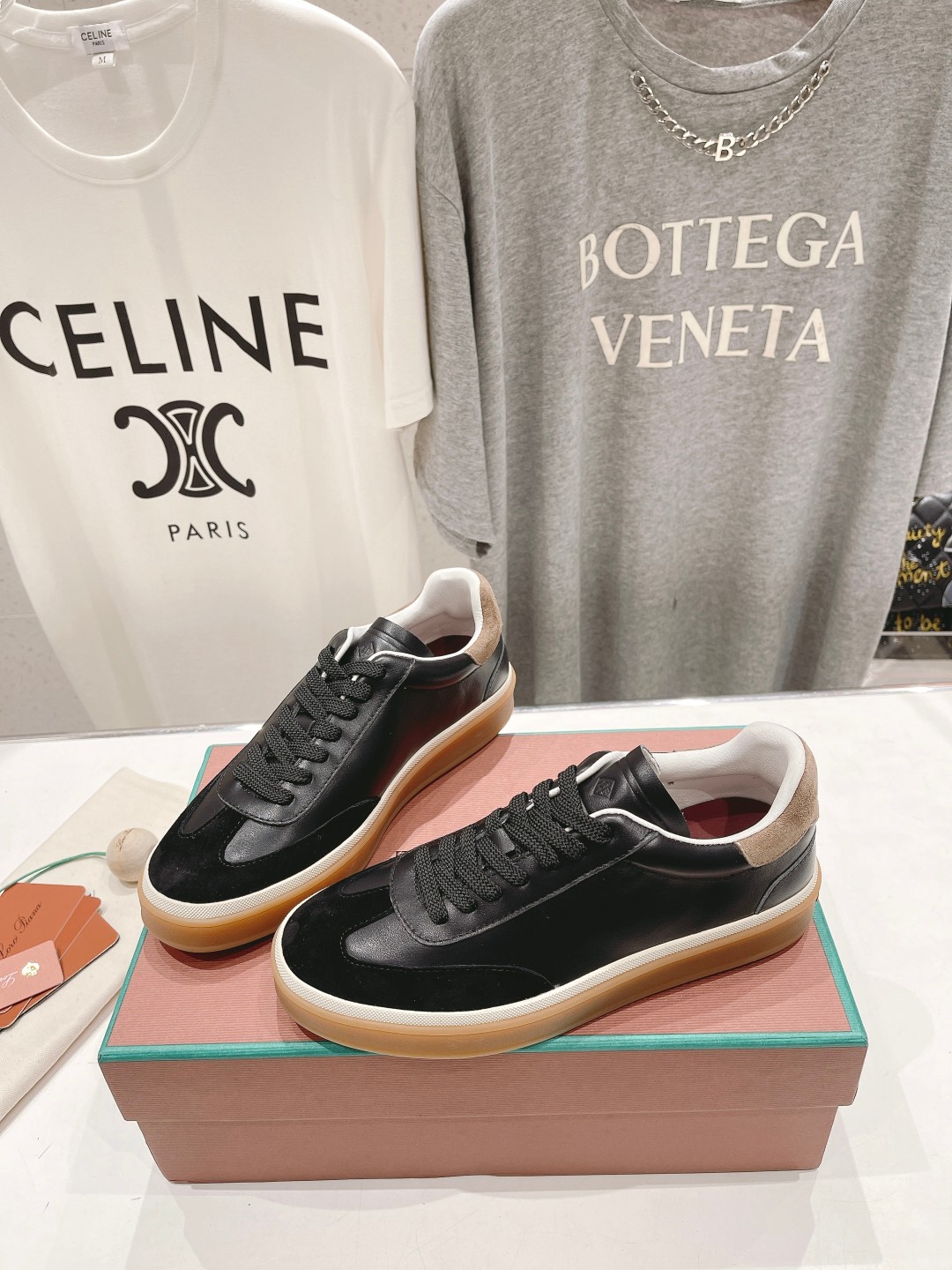 高版本出厂  情侣款
  Lss新品发售Loro Piana(官网同款) 经典系带休闲鞋 
简约时尚，鞋