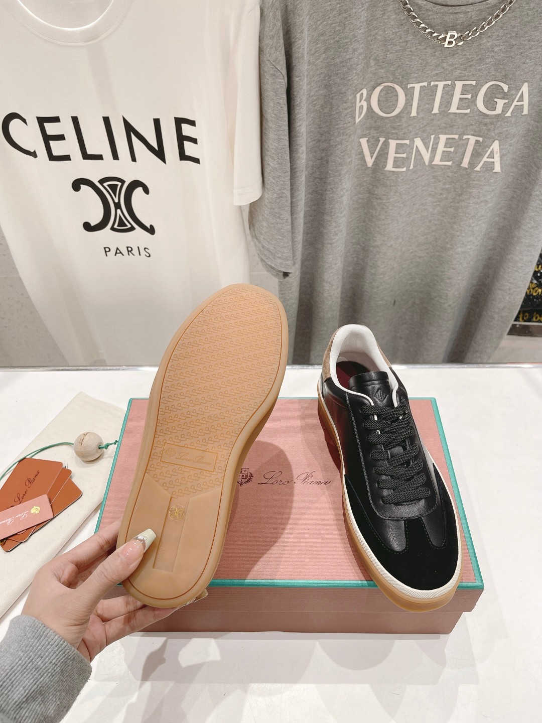 高版本出厂  情侣款
  Lss新品发售Loro Piana(官网同款) 经典系带休闲鞋 
简约时尚，鞋