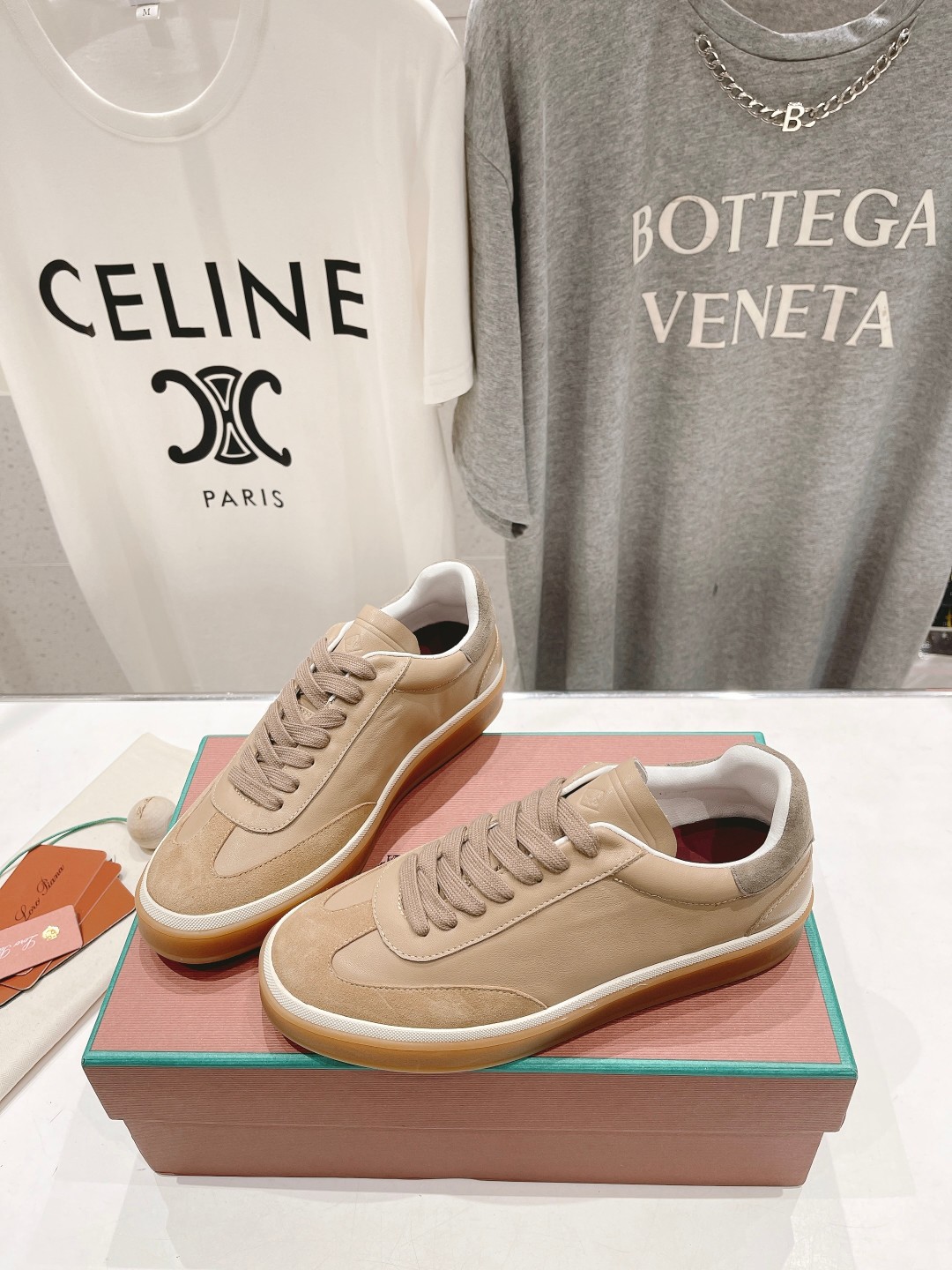高版本出厂  情侣款
  Lss新品发售Loro Piana(官网同款) 经典系带休闲鞋 
简约时尚，鞋