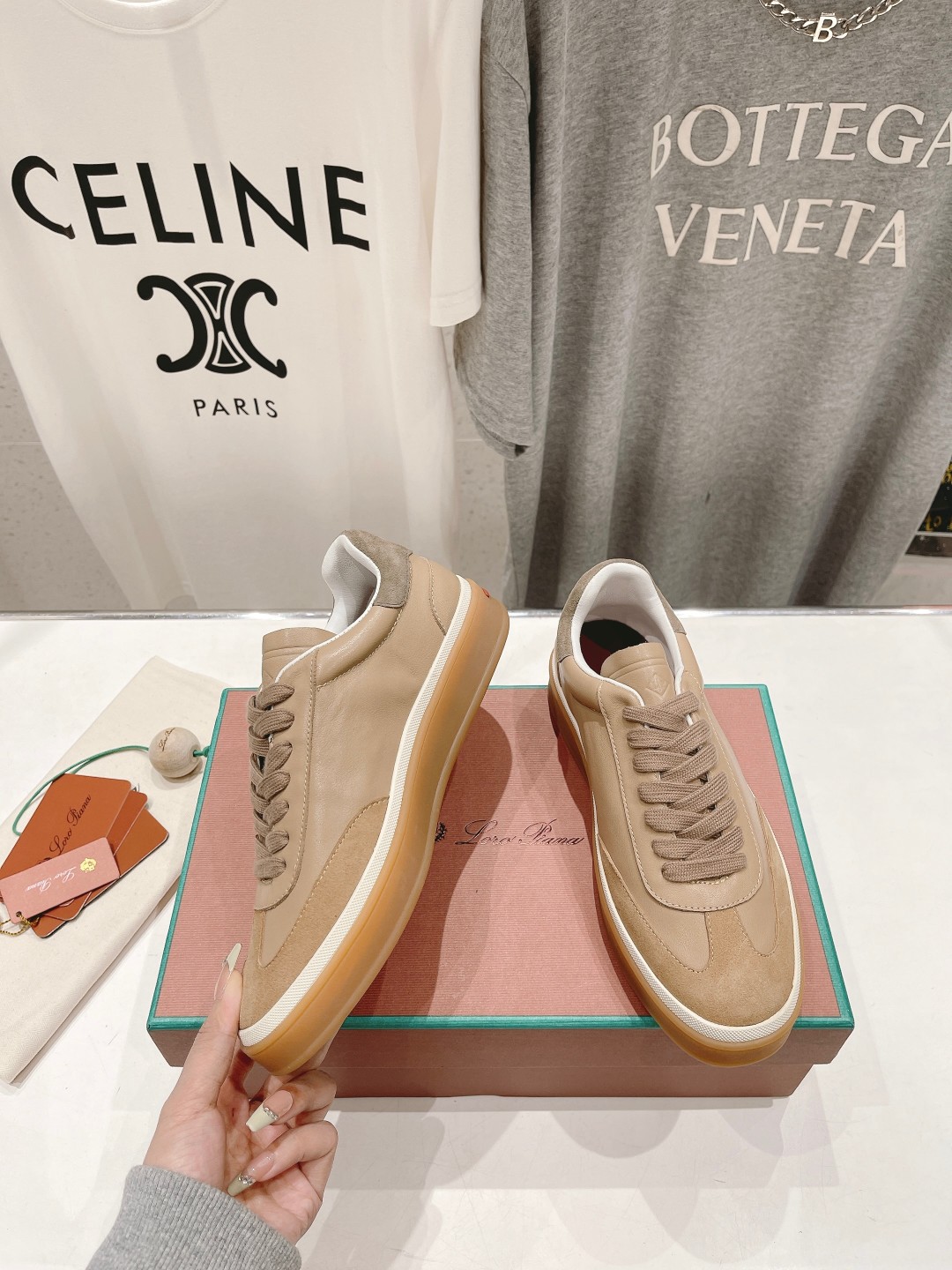 高版本出厂  情侣款
  Lss新品发售Loro Piana(官网同款) 经典系带休闲鞋 
简约时尚，鞋