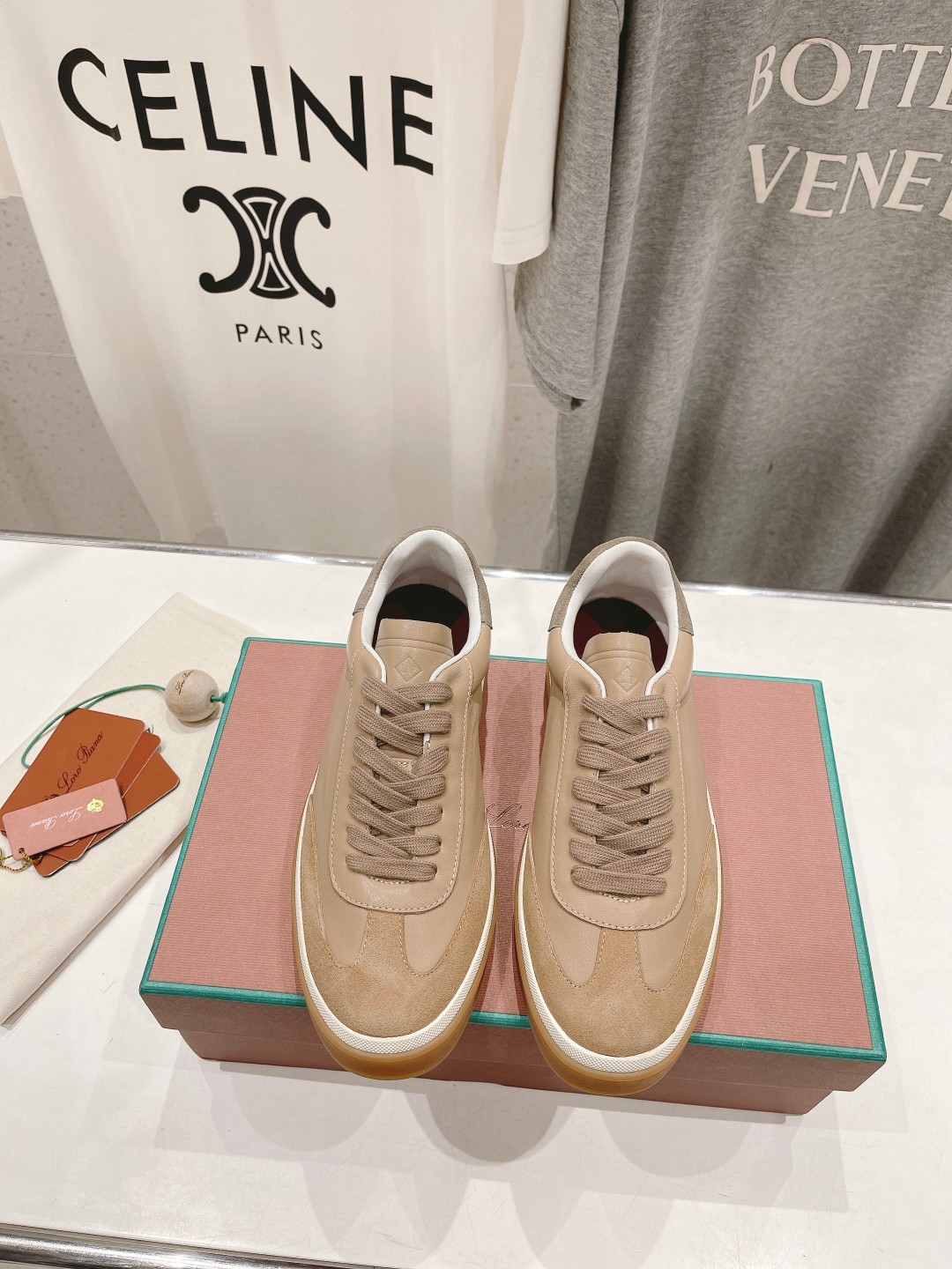 高版本出厂  情侣款
  Lss新品发售Loro Piana(官网同款) 经典系带休闲鞋 
简约时尚，鞋