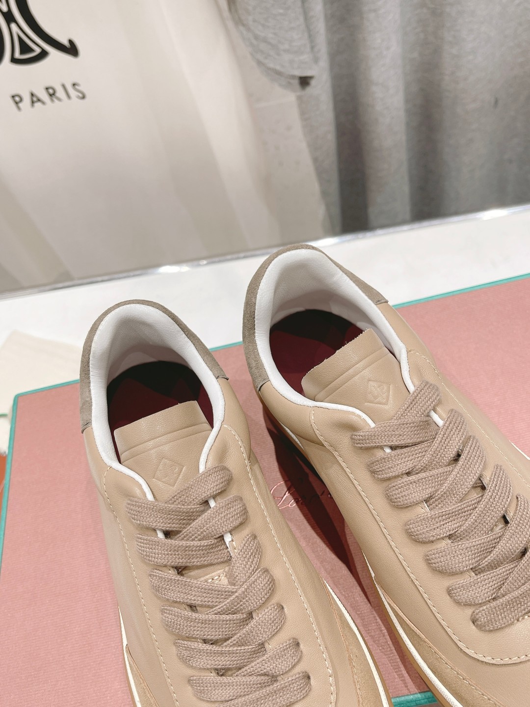 高版本出厂  情侣款
  Lss新品发售Loro Piana(官网同款) 经典系带休闲鞋 
简约时尚，鞋