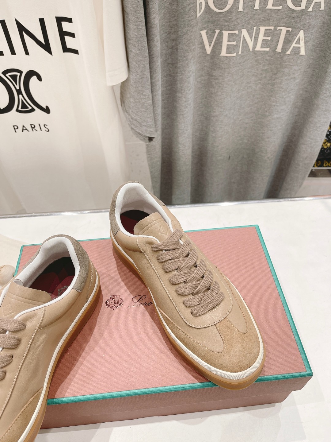 高版本出厂  情侣款
  Lss新品发售Loro Piana(官网同款) 经典系带休闲鞋 
简约时尚，鞋