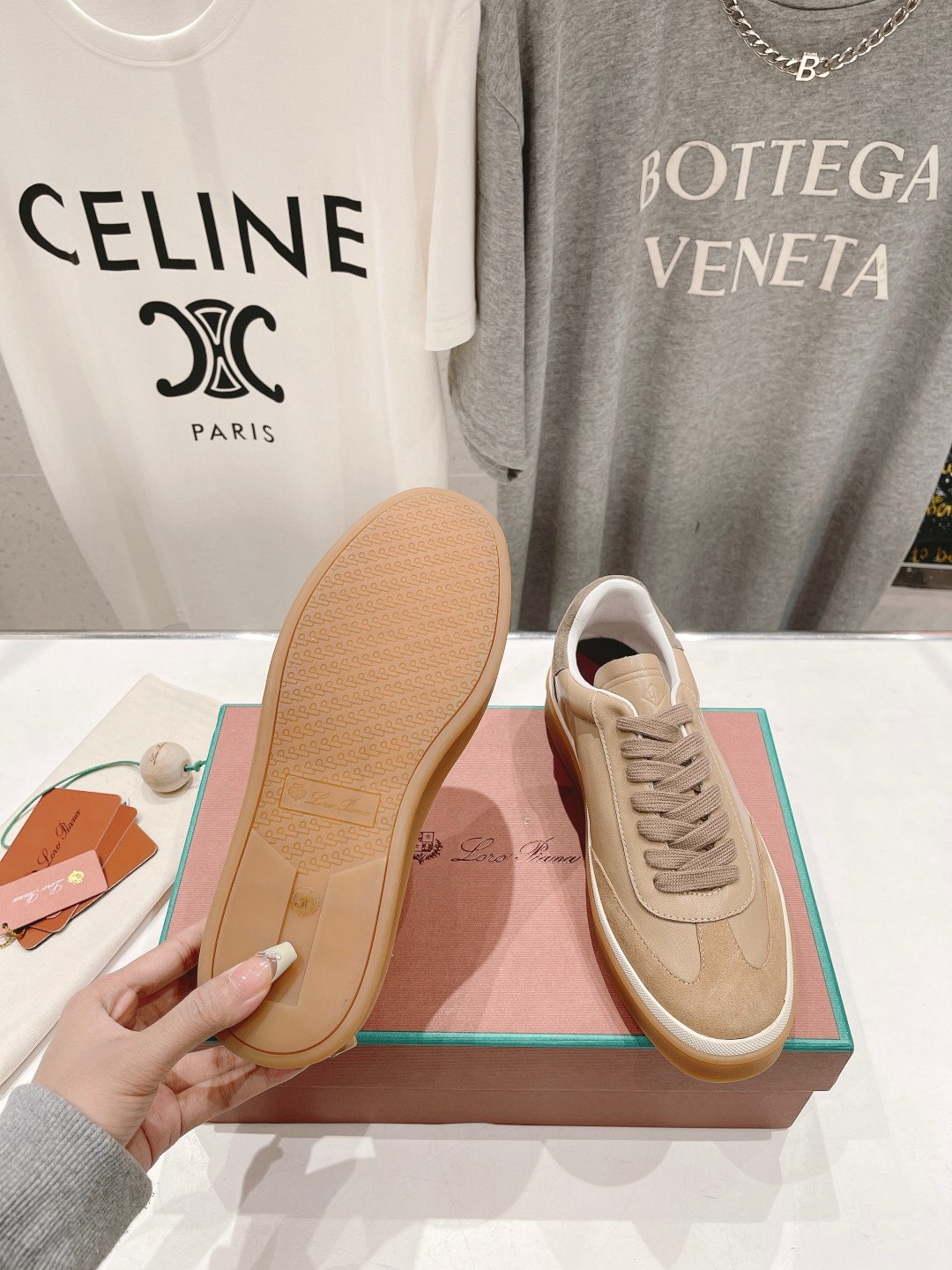 高版本出厂  情侣款
  Lss新品发售Loro Piana(官网同款) 经典系带休闲鞋 
简约时尚，鞋