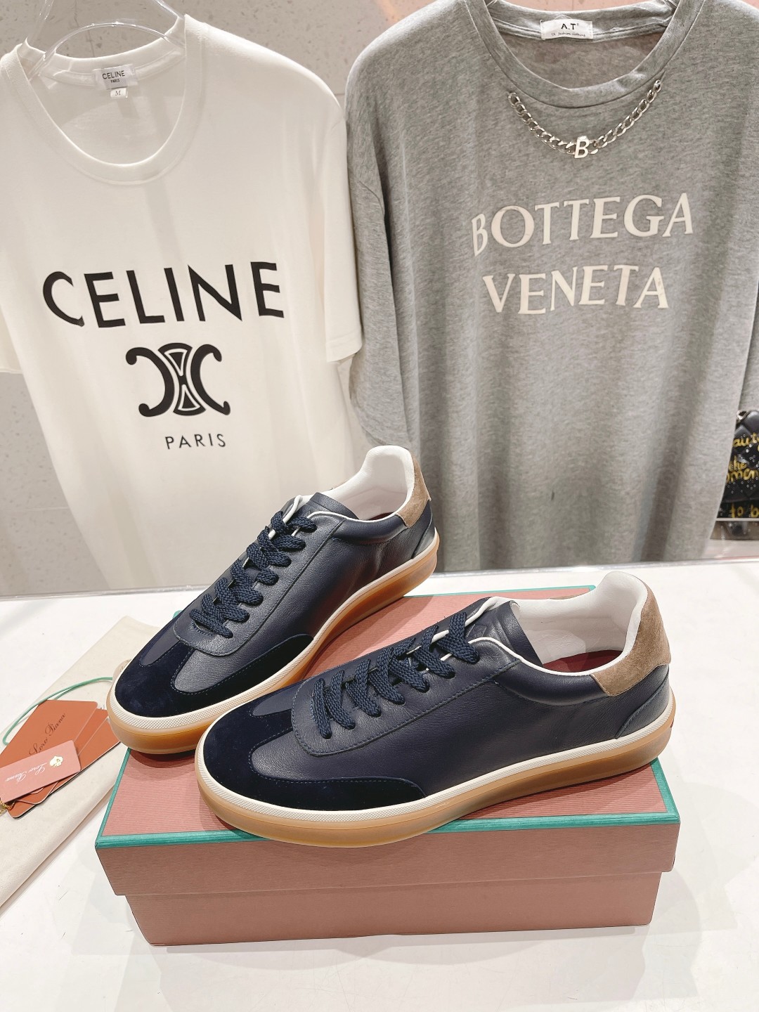 高版本出厂  情侣款
  Lss新品发售Loro Piana(官网同款) 经典系带休闲鞋 
简约时尚，鞋
