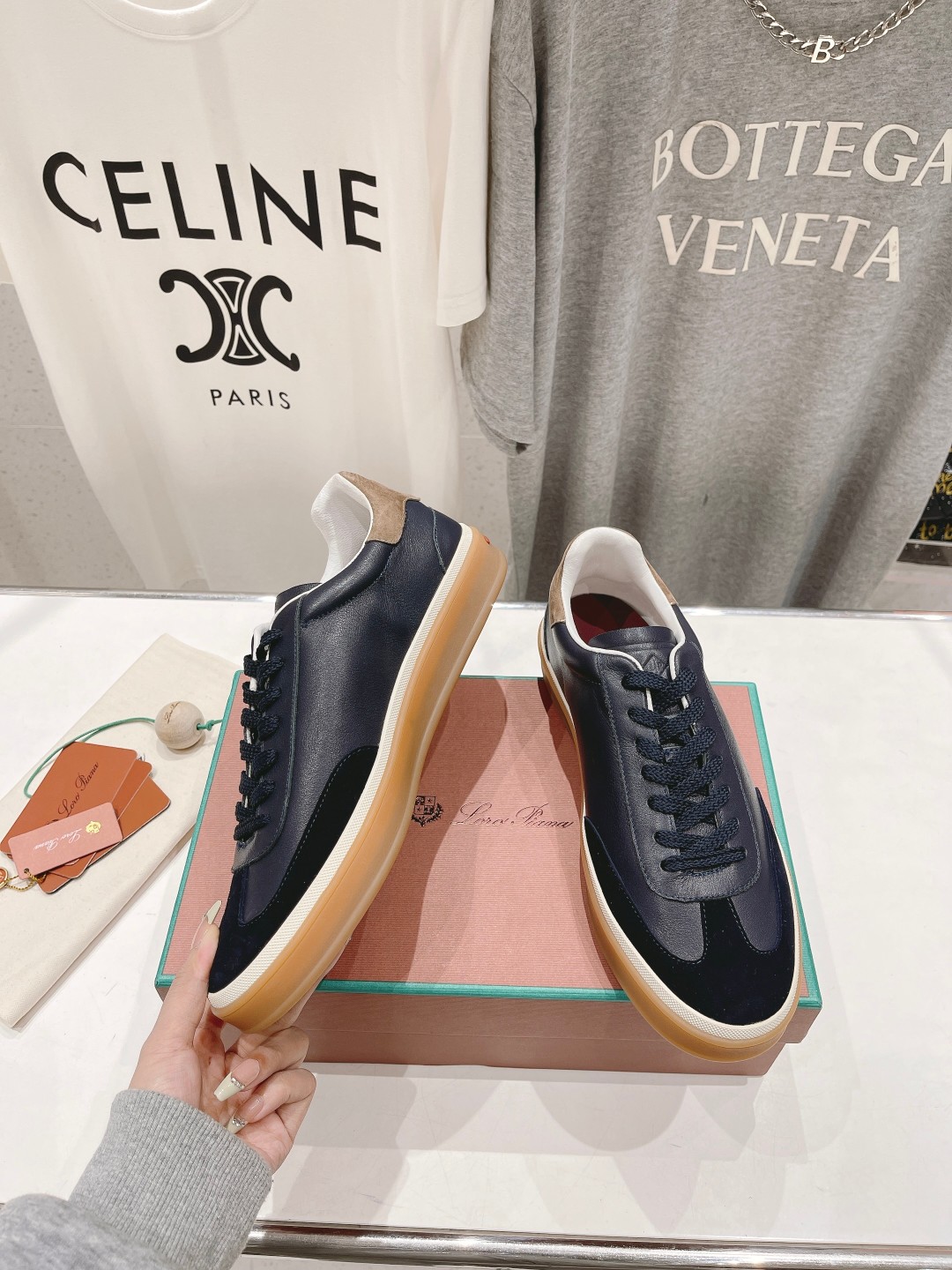 高版本出厂  情侣款
  Lss新品发售Loro Piana(官网同款) 经典系带休闲鞋 
简约时尚，鞋
