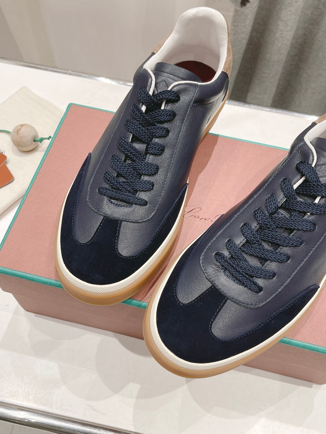 高版本出厂  情侣款
  Lss新品发售Loro Piana(官网同款) 经典系带休闲鞋 
简约时尚，鞋
