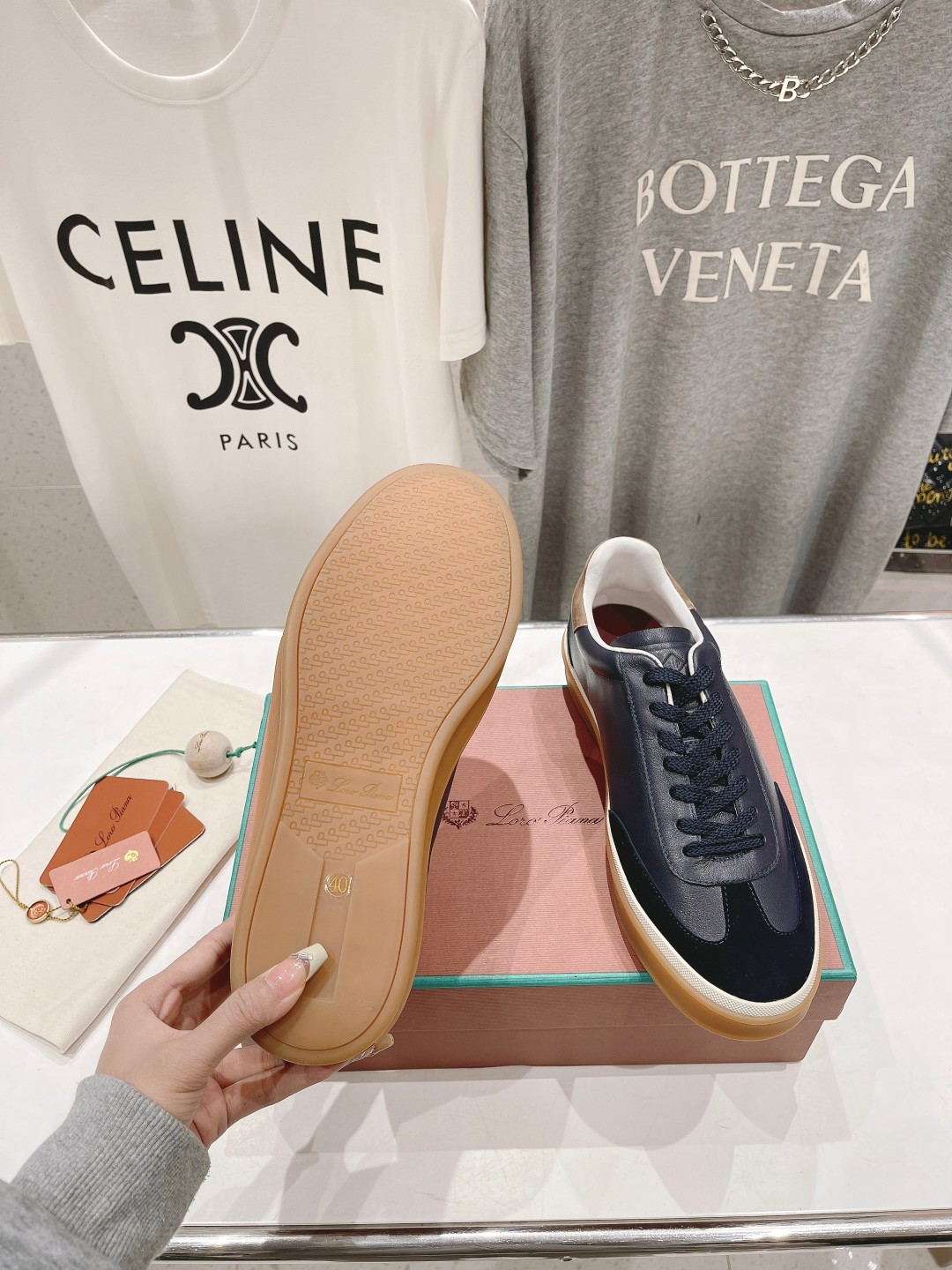 高版本出厂  情侣款
  Lss新品发售Loro Piana(官网同款) 经典系带休闲鞋 
简约时尚，鞋