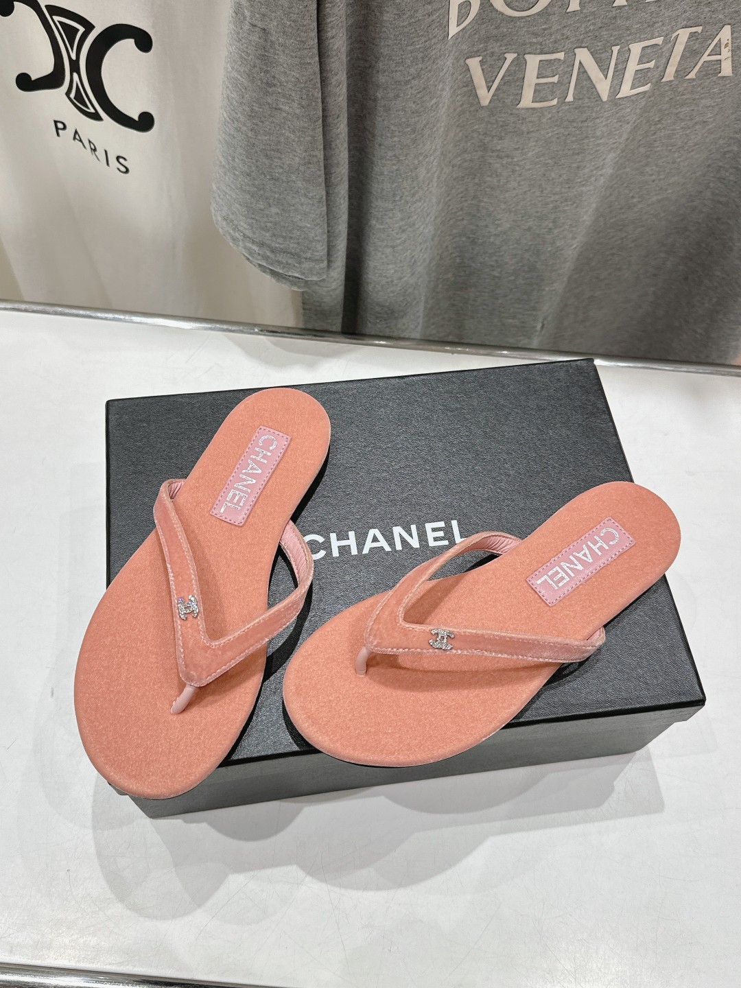 高版本出厂
 Chanel*小香2025ss夏季新款人字拖 夹脚沙滩拖鞋
2025夏季爆款无法抗拒的可爱