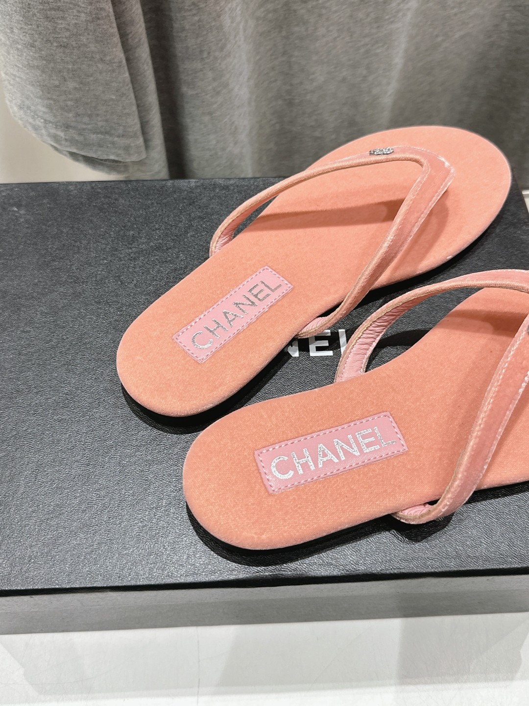 高版本出厂
 Chanel*小香2025ss夏季新款人字拖 夹脚沙滩拖鞋
2025夏季爆款无法抗拒的可爱