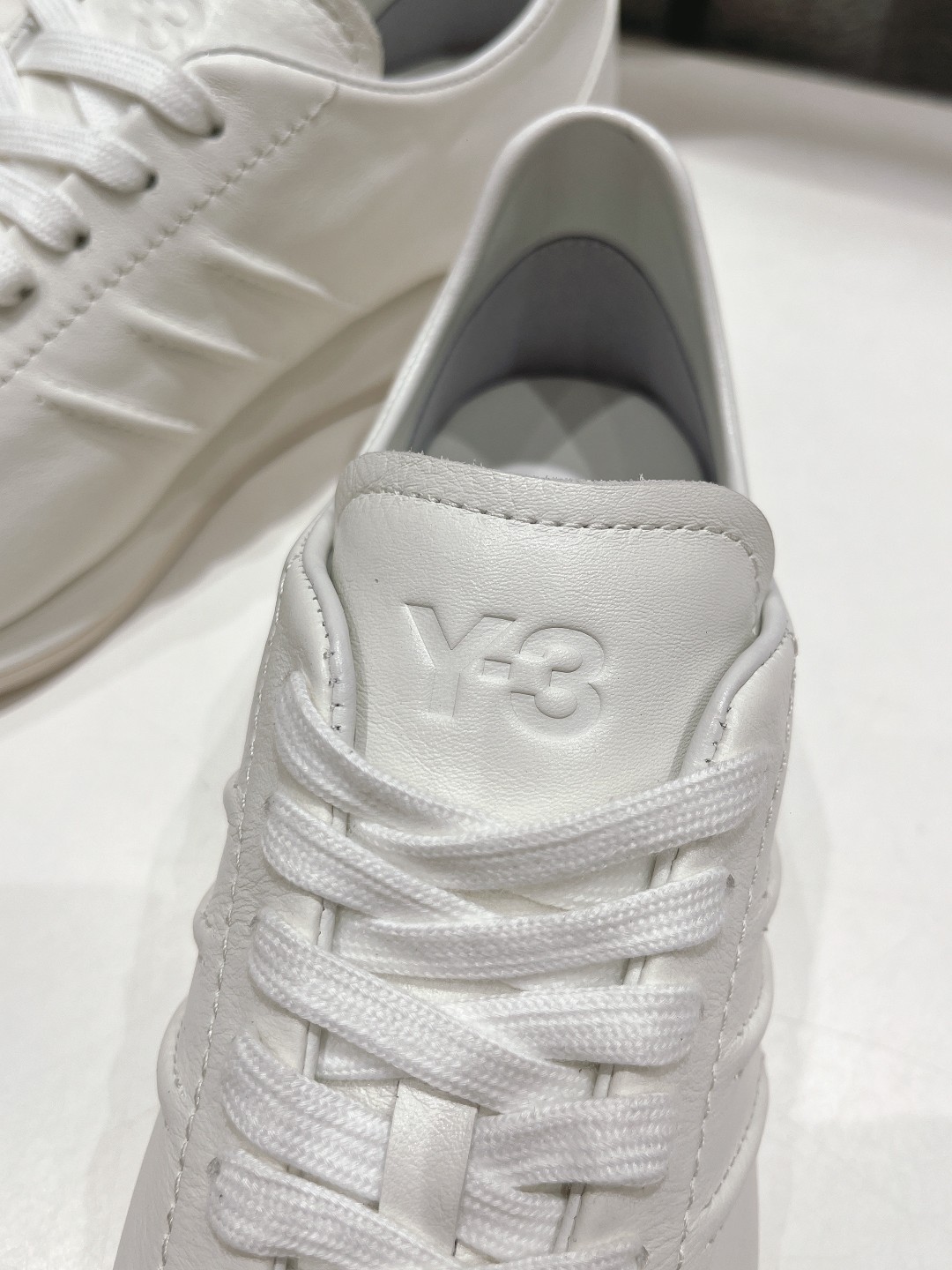 Y-3 Yohji Yamamoto Limited Edition Black Shoes with Unique Design Characteristics - 图片 7
