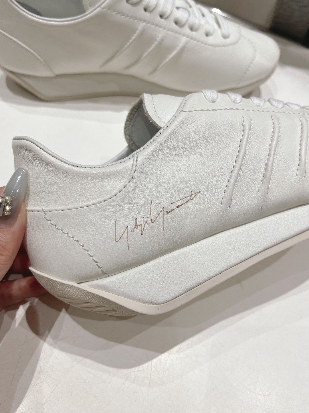 Y-3 Yohji Yamamoto Limited Edition Black Shoes with Unique Design Characteristics - 图片 9