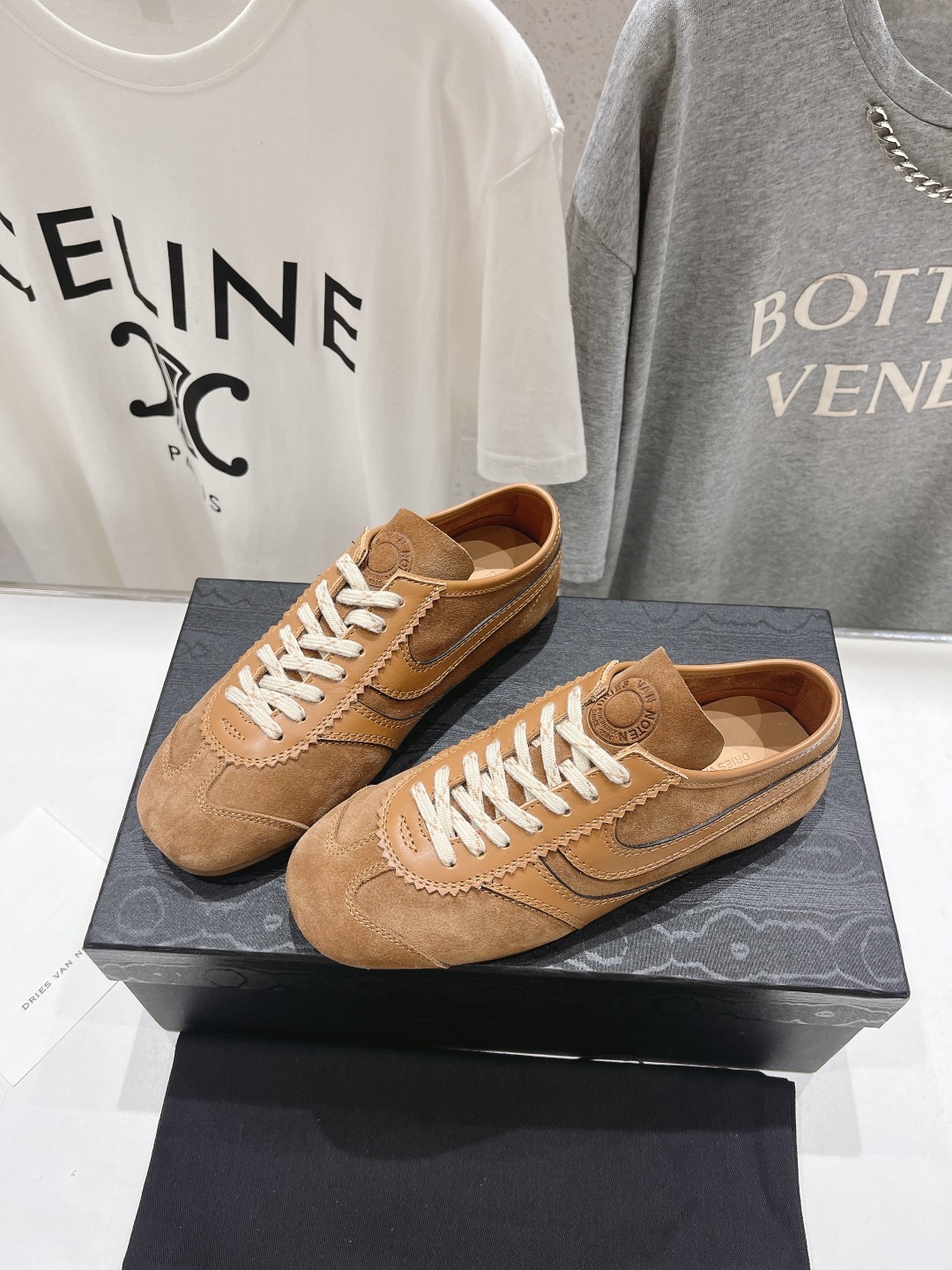 高版本出厂
 Dries Van Noten 情侣款#DVN德训鞋阿甘鞋复古休闲鞋，最近的爆款
很多明星