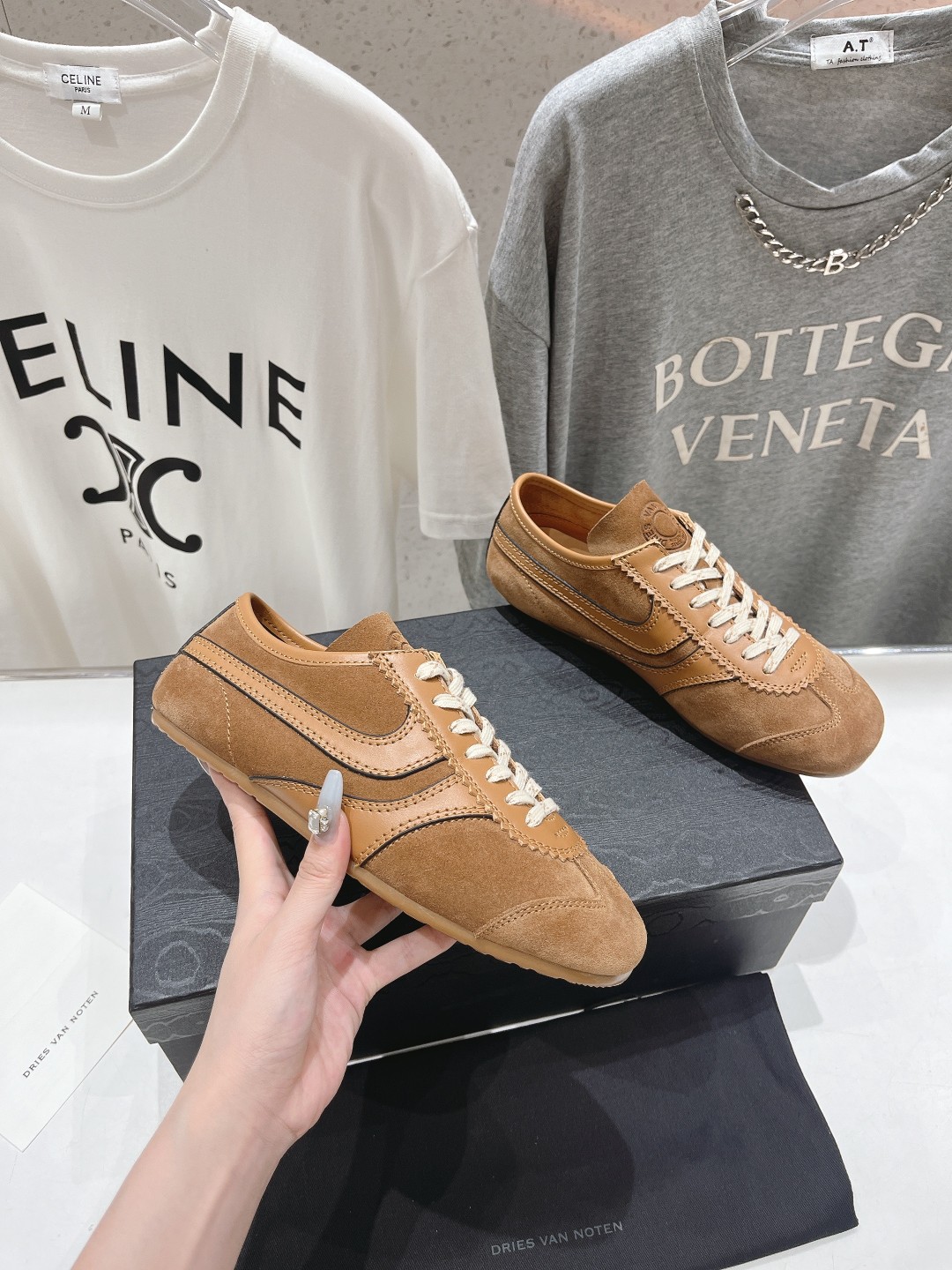 高版本出厂
 Dries Van Noten 情侣款#DVN德训鞋阿甘鞋复古休闲鞋，最近的爆款
很多明星