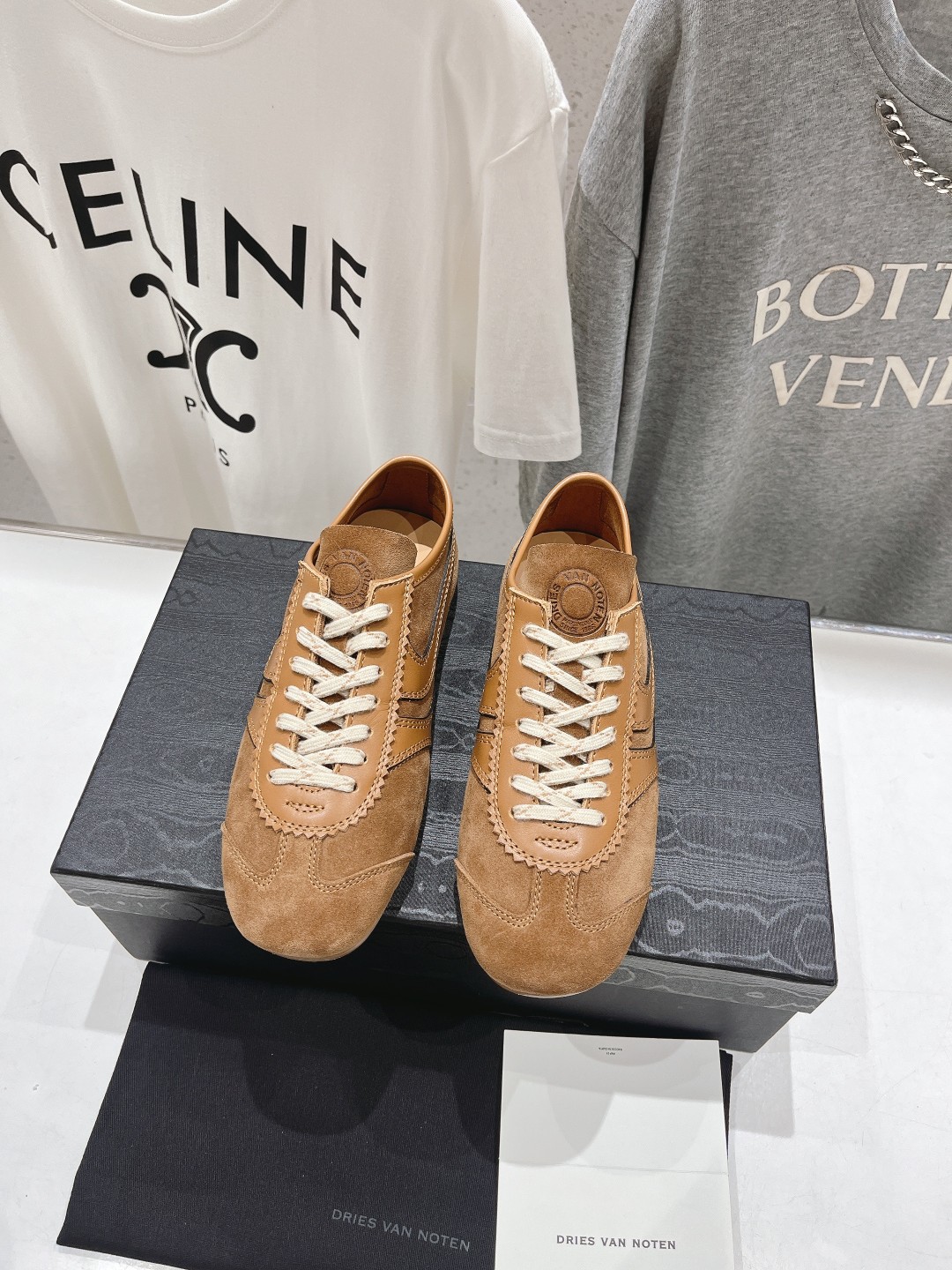 高版本出厂
 Dries Van Noten 情侣款#DVN德训鞋阿甘鞋复古休闲鞋，最近的爆款
很多明星