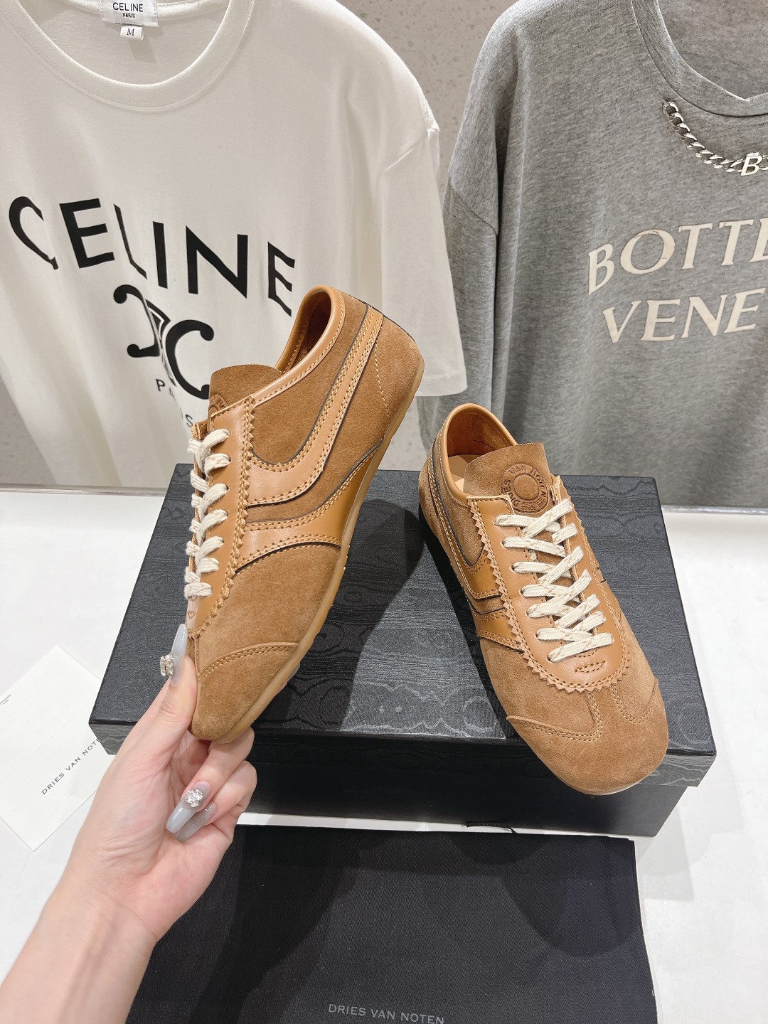 高版本出厂
 Dries Van Noten 情侣款#DVN德训鞋阿甘鞋复古休闲鞋，最近的爆款
很多明星