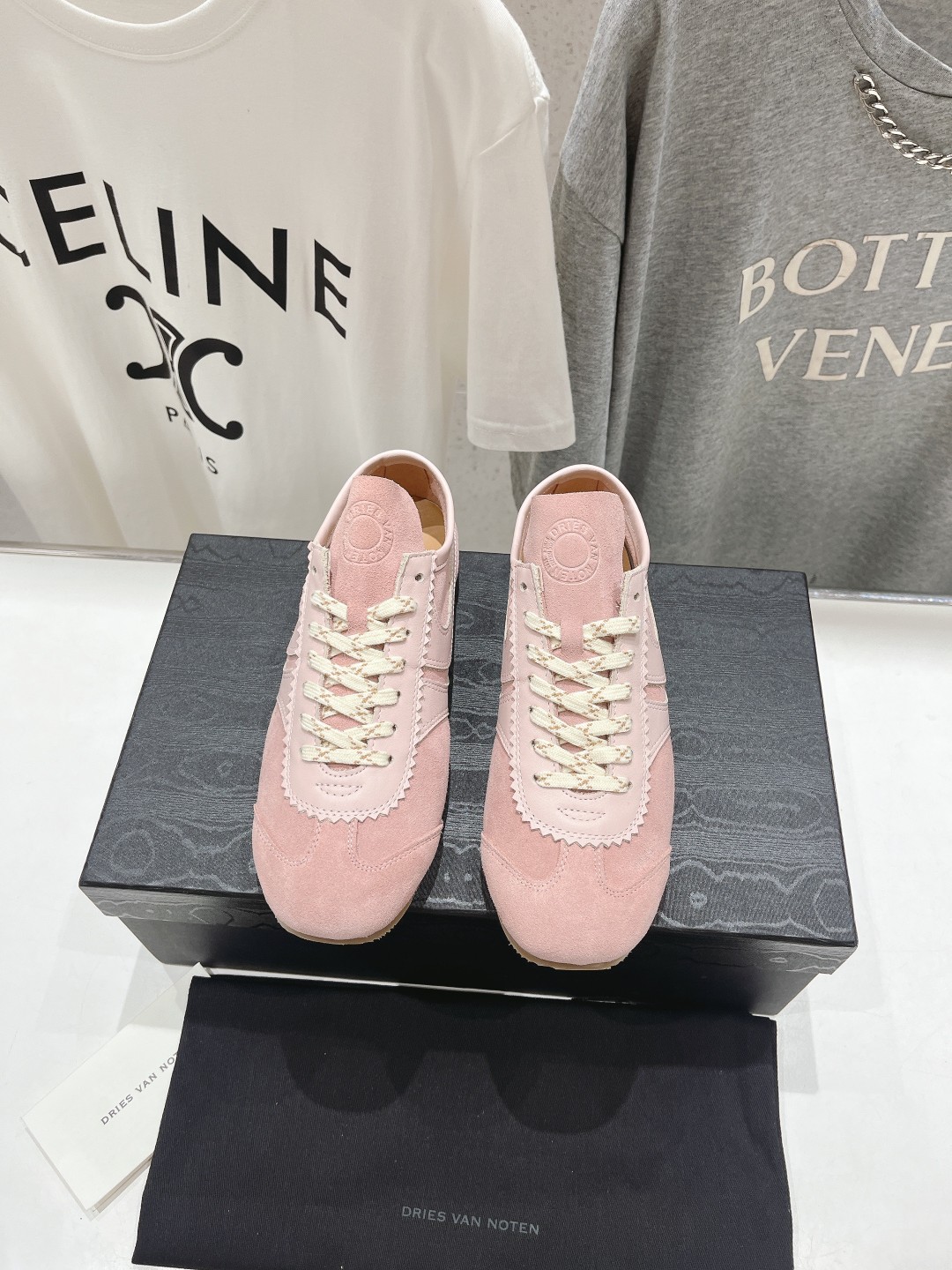 高版本出厂
 Dries Van Noten 情侣款#DVN德训鞋阿甘鞋复古休闲鞋，最近的爆款
很多明星