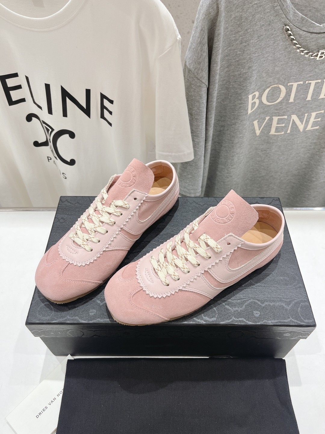 高版本出厂
 Dries Van Noten 情侣款#DVN德训鞋阿甘鞋复古休闲鞋，最近的爆款
很多明星