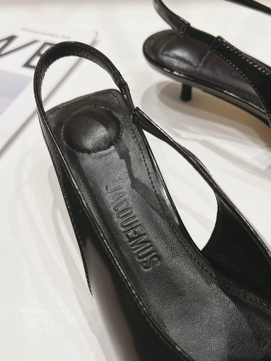 高版本出厂
「JACQUEMUS」24ss春夏 尖头小猫跟凉鞋🤎肯豆同款！
一如既往极简优雅路线·超级好
