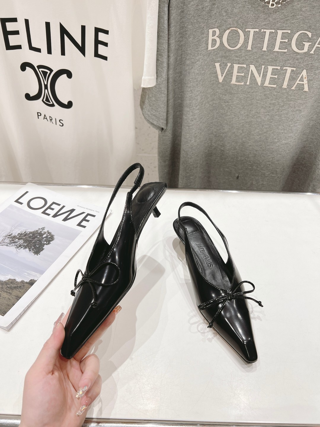 高版本出厂
「JACQUEMUS」24ss春夏 尖头小猫跟凉鞋🤎肯豆同款！
一如既往极简优雅路线·超级好
