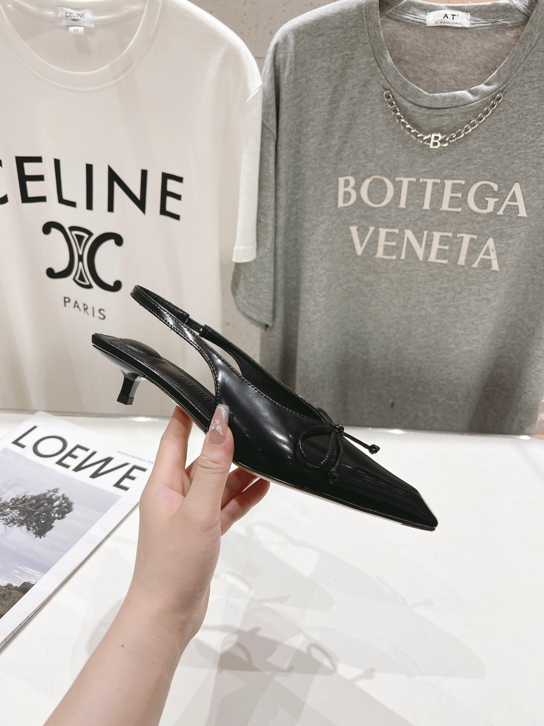 高版本出厂
「JACQUEMUS」24ss春夏 尖头小猫跟凉鞋🤎肯豆同款！
一如既往极简优雅路线·超级好