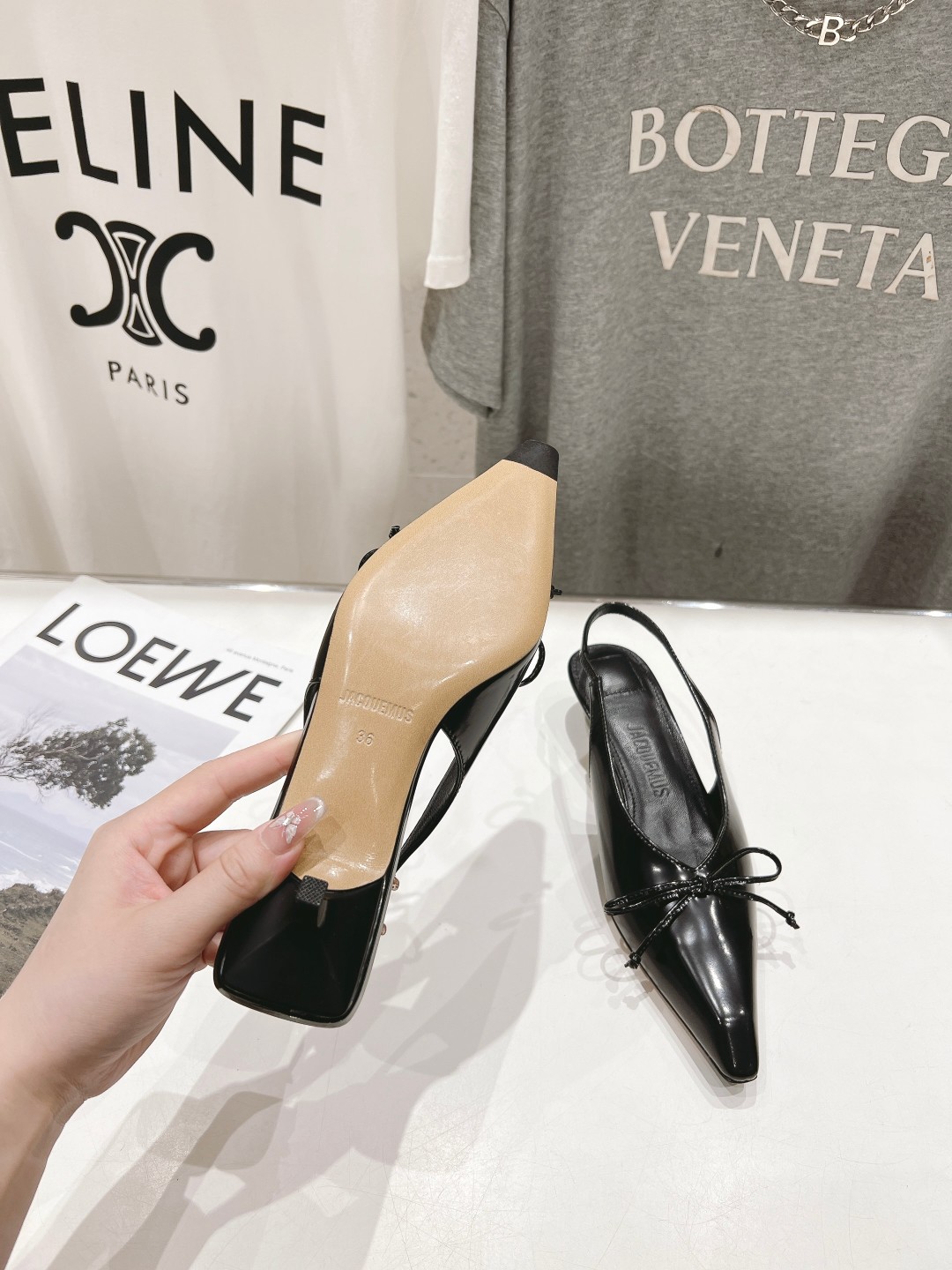 高版本出厂
「JACQUEMUS」24ss春夏 尖头小猫跟凉鞋🤎肯豆同款！
一如既往极简优雅路线·超级好