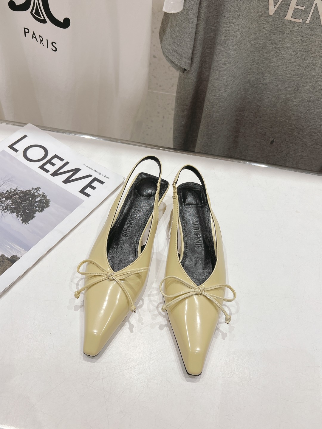 高版本出厂
「JACQUEMUS」24ss春夏 尖头小猫跟凉鞋🤎肯豆同款！
一如既往极简优雅路线·超级好