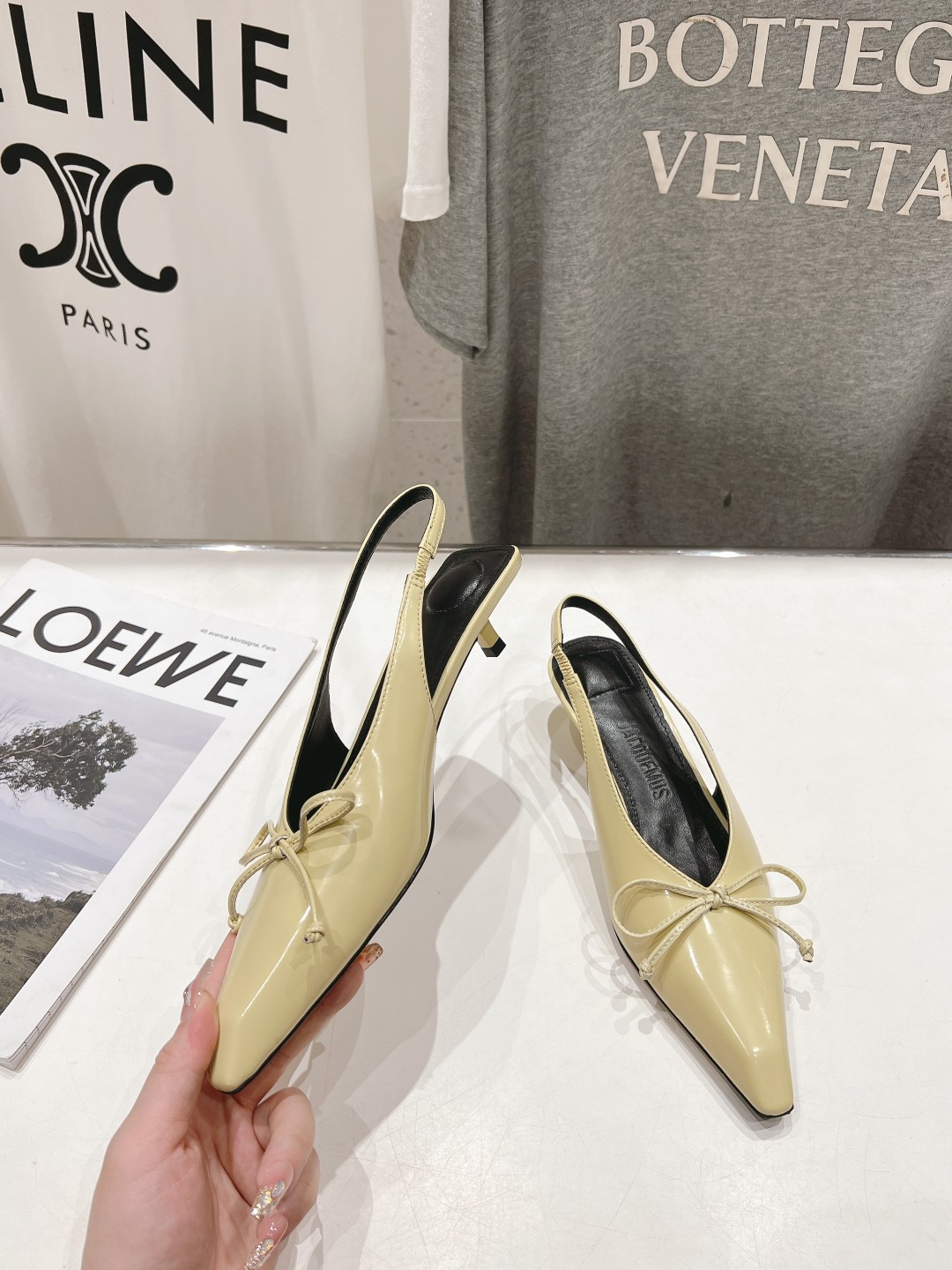 高版本出厂
「JACQUEMUS」24ss春夏 尖头小猫跟凉鞋🤎肯豆同款！
一如既往极简优雅路线·超级好
