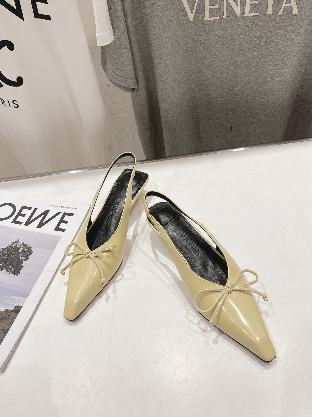 高版本出厂
「JACQUEMUS」24ss春夏 尖头小猫跟凉鞋🤎肯豆同款！
一如既往极简优雅路线·超级好