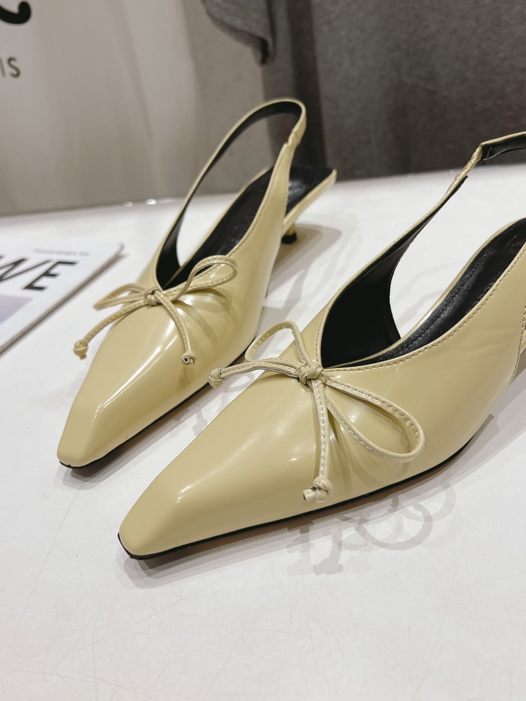 高版本出厂
「JACQUEMUS」24ss春夏 尖头小猫跟凉鞋🤎肯豆同款！
一如既往极简优雅路线·超级好