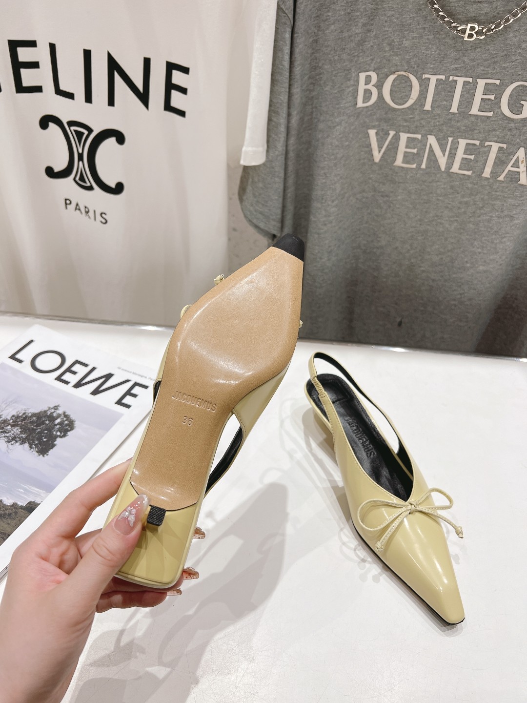高版本出厂
「JACQUEMUS」24ss春夏 尖头小猫跟凉鞋🤎肯豆同款！
一如既往极简优雅路线·超级好