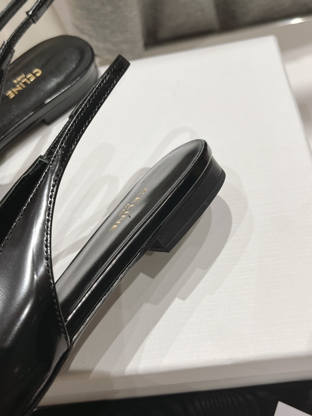 高版本出厂
 「CELINE」赛琳25ss·早春最美⚜️黑银尖头平底鞋小凉鞋～
思琳标志性的五金扣高级优