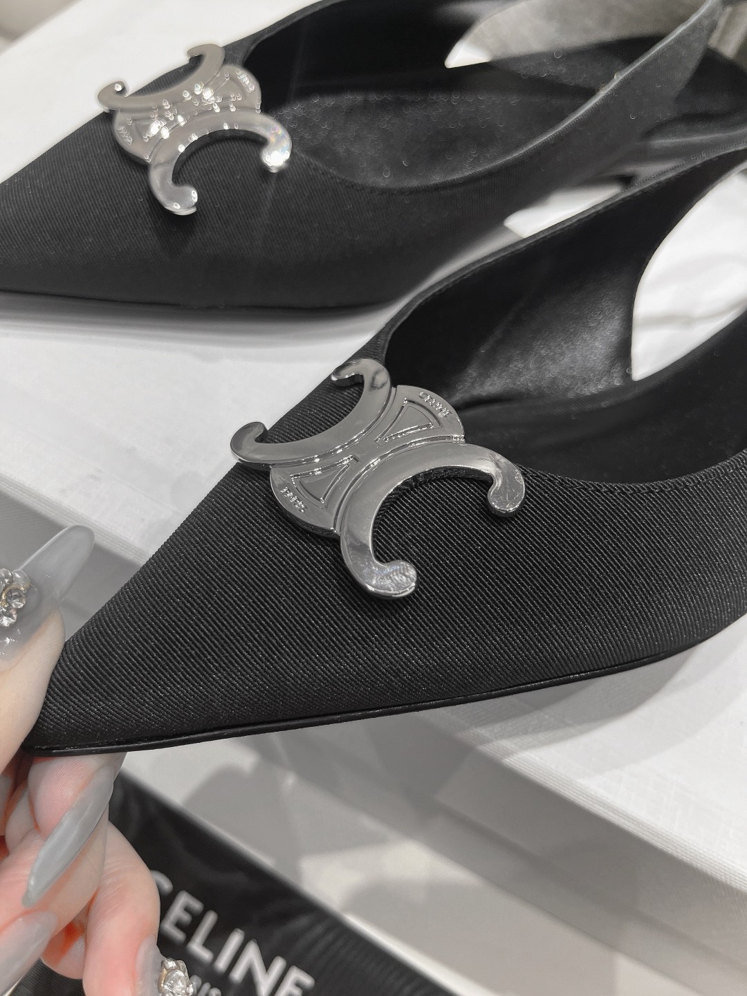 高版本出厂
 「CELINE」赛琳25ss·早春最美⚜️黑银尖头平底鞋小凉鞋～
思琳标志性的五金扣高级优