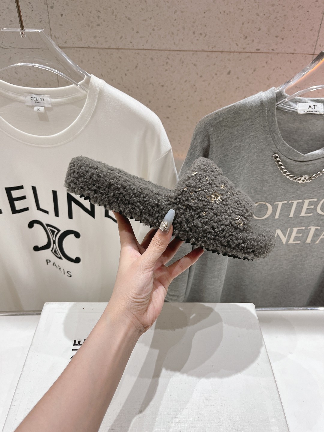 市场高版本 Celine/塞琳 2025ss新款居家保暖羊毛拖鞋🐏🐏这一季的赛琳又让我重新爱了它一次！这