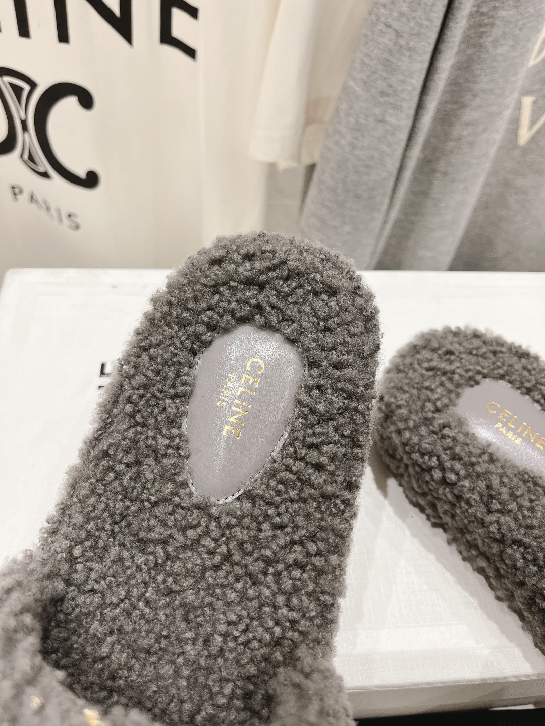 市场高版本 Celine/塞琳 2025ss新款居家保暖羊毛拖鞋🐏🐏这一季的赛琳又让我重新爱了它一次！这
