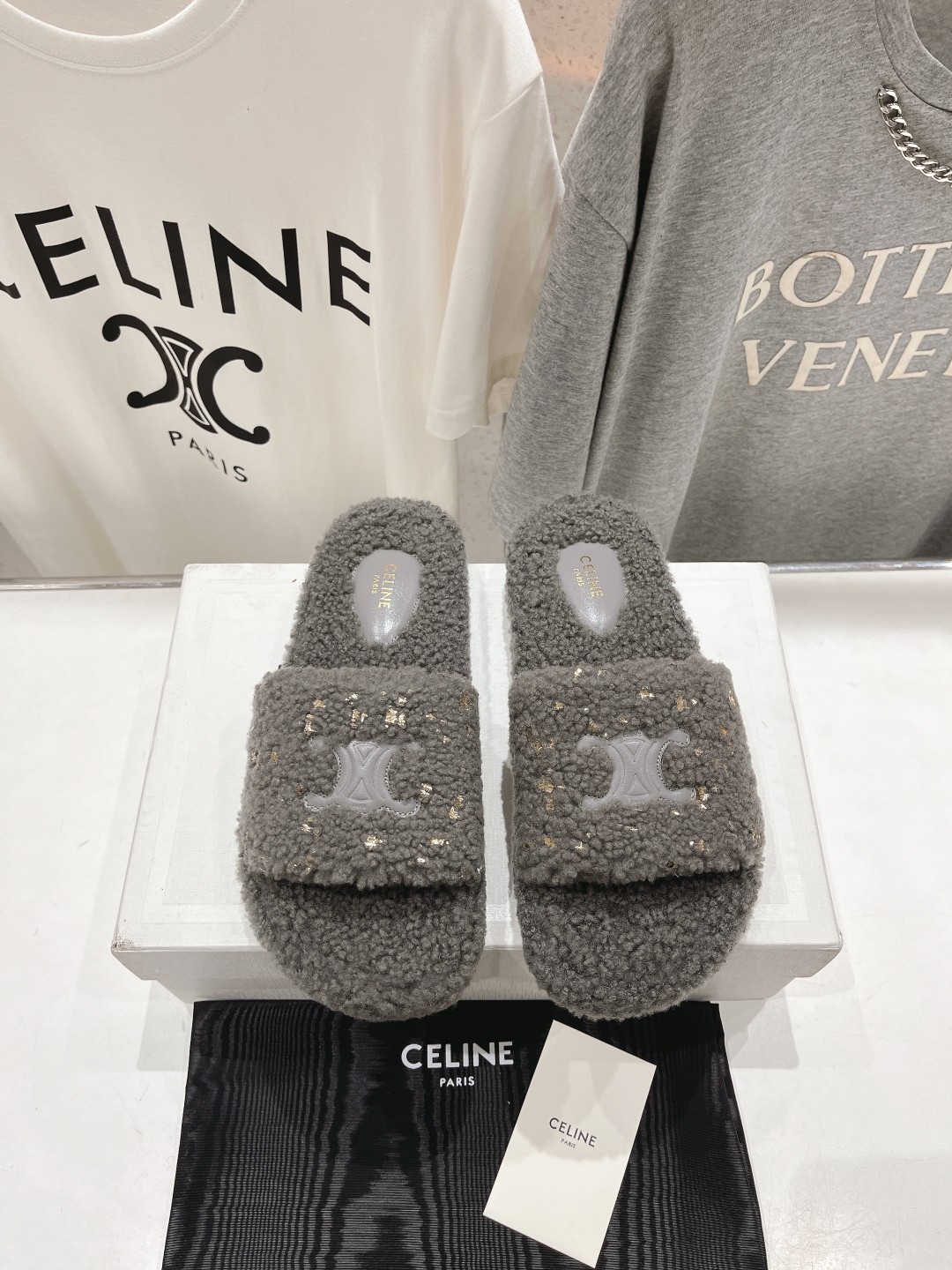 市场高版本 Celine/塞琳 2025ss新款居家保暖羊毛拖鞋🐏🐏这一季的赛琳又让我重新爱了它一次！这