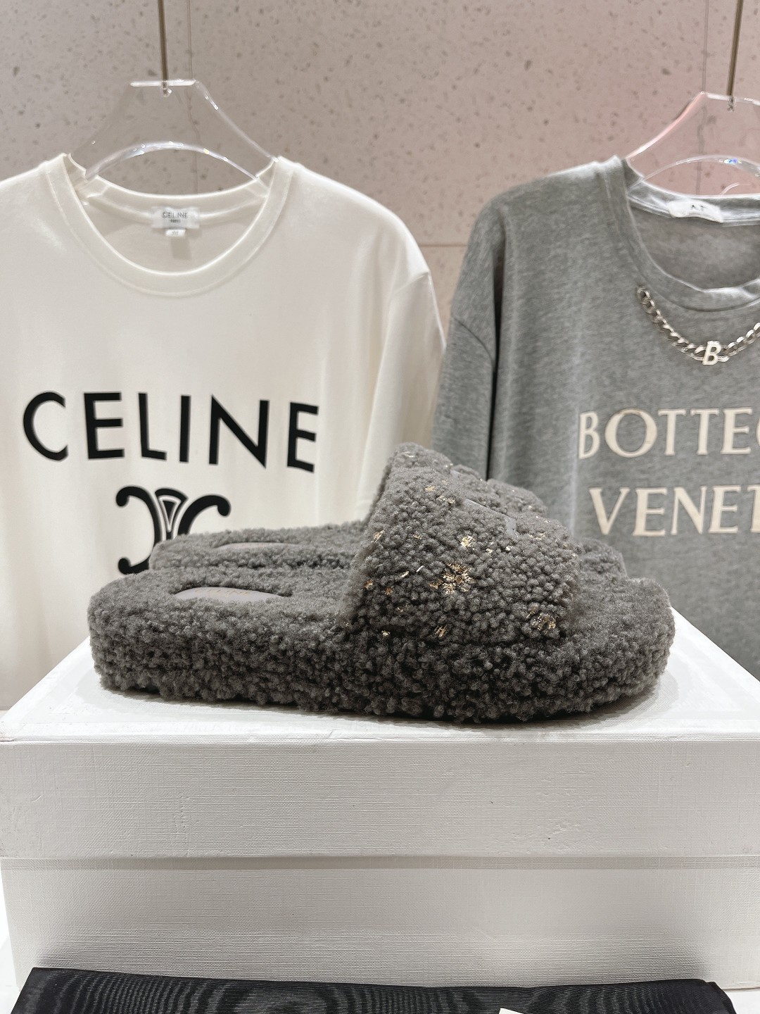 市场高版本 Celine/塞琳 2025ss新款居家保暖羊毛拖鞋🐏🐏这一季的赛琳又让我重新爱了它一次！这