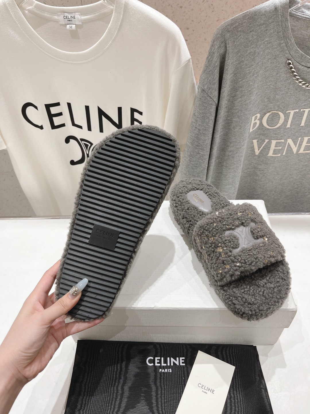 市场高版本 Celine/塞琳 2025ss新款居家保暖羊毛拖鞋🐏🐏这一季的赛琳又让我重新爱了它一次！这