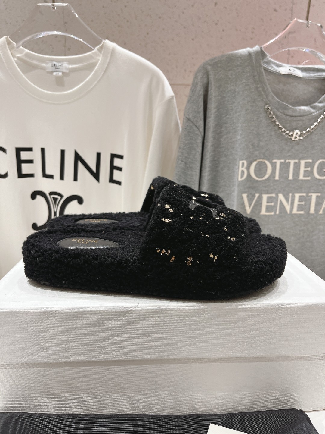 市场高版本 Celine/塞琳 2025ss新款居家保暖羊毛拖鞋🐏🐏这一季的赛琳又让我重新爱了它一次！这