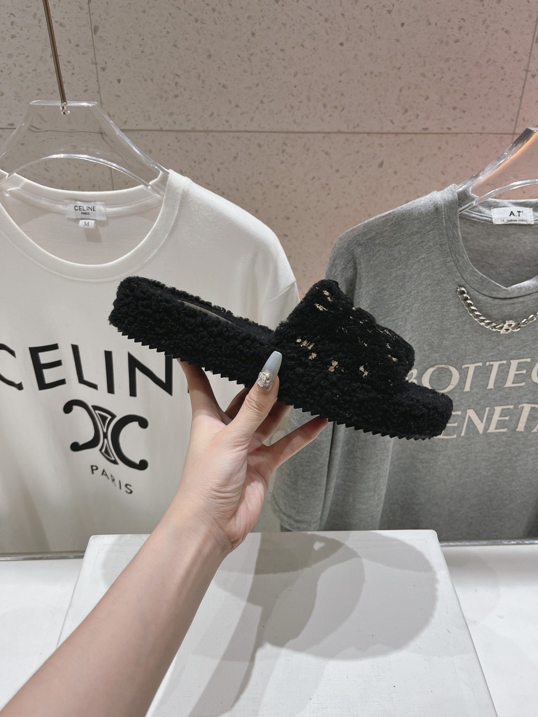 市场高版本 Celine/塞琳 2025ss新款居家保暖羊毛拖鞋🐏🐏这一季的赛琳又让我重新爱了它一次！这