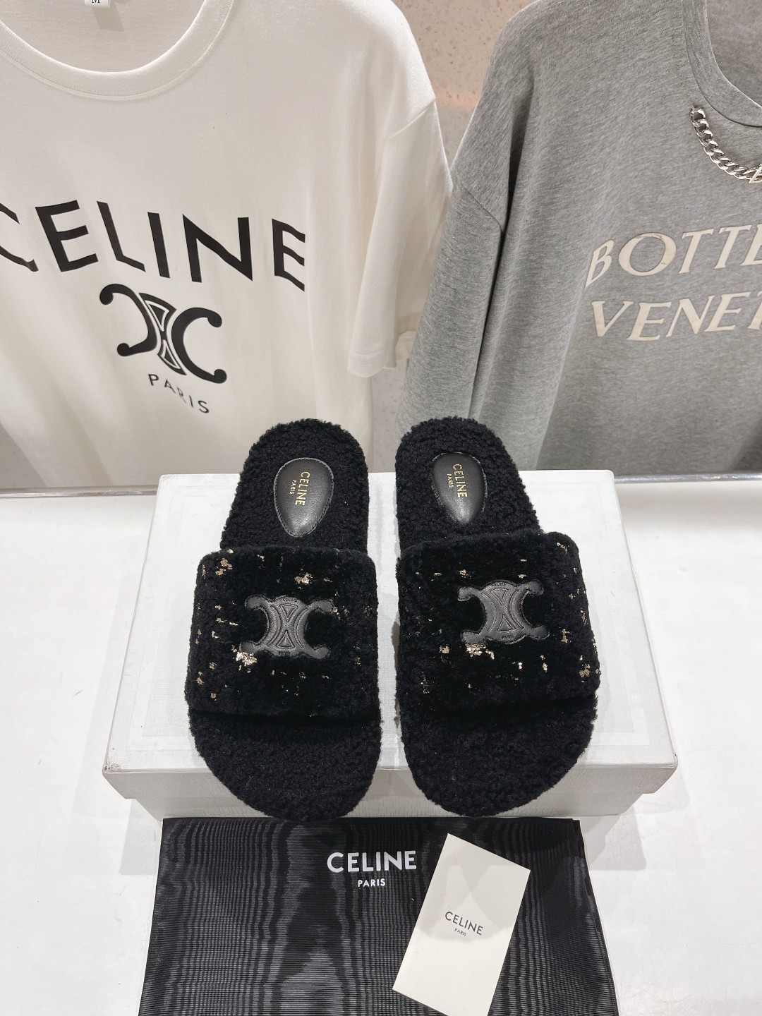 市场高版本 Celine/塞琳 2025ss新款居家保暖羊毛拖鞋🐏🐏这一季的赛琳又让我重新爱了它一次！这