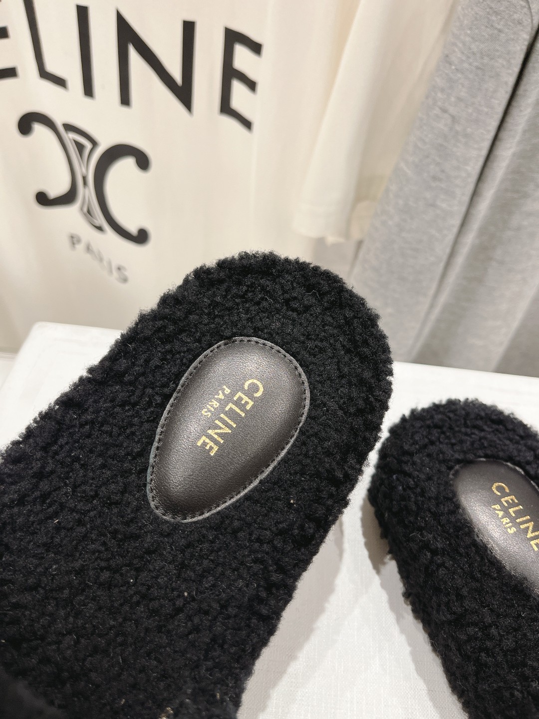 市场高版本 Celine/塞琳 2025ss新款居家保暖羊毛拖鞋🐏🐏这一季的赛琳又让我重新爱了它一次！这