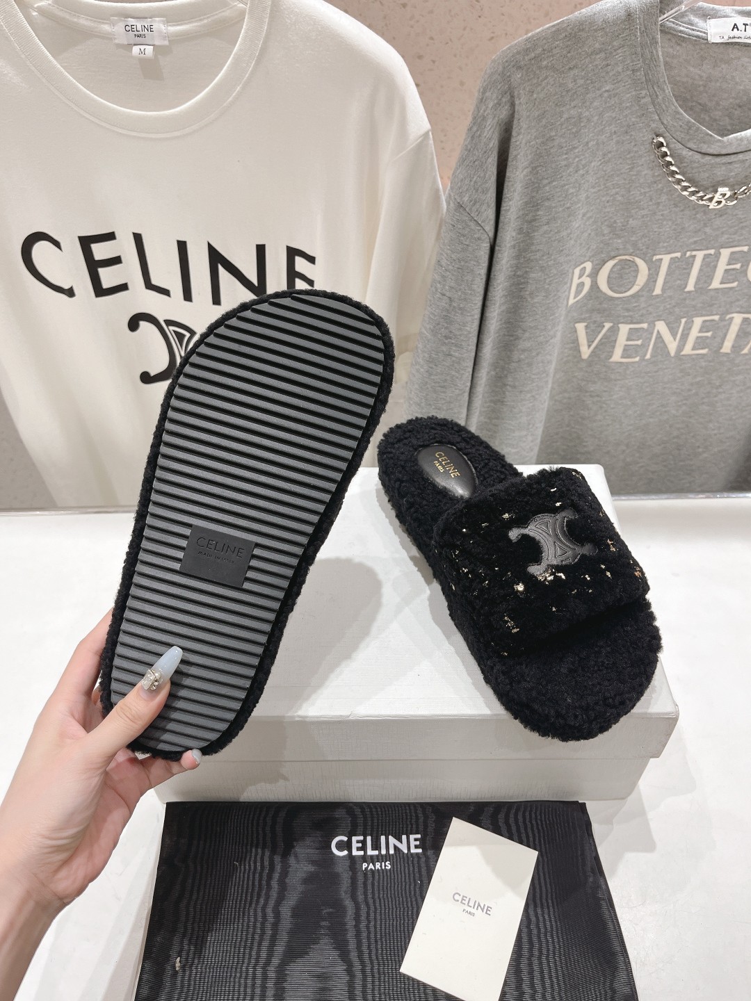 市场高版本 Celine/塞琳 2025ss新款居家保暖羊毛拖鞋🐏🐏这一季的赛琳又让我重新爱了它一次！这