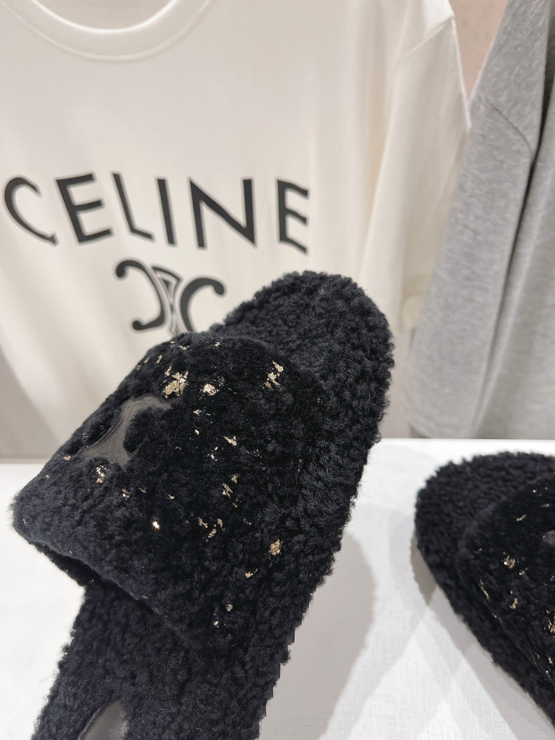市场高版本 Celine/塞琳 2025ss新款居家保暖羊毛拖鞋🐏🐏这一季的赛琳又让我重新爱了它一次！这