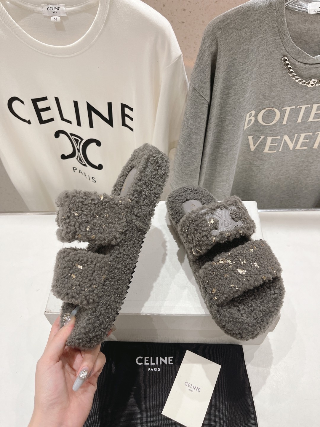 市场高版本 Celine/塞琳 2025ss新款居家保暖羊毛拖鞋🐏🐏这一季的赛琳又让我重新爱了它一次！这