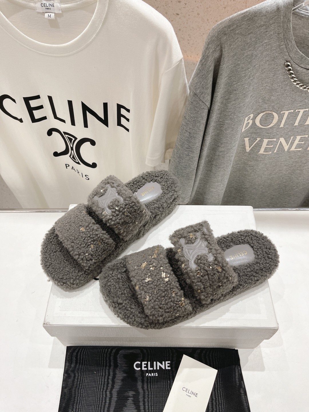 市场高版本 Celine/塞琳 2025ss新款居家保暖羊毛拖鞋🐏🐏这一季的赛琳又让我重新爱了它一次！这