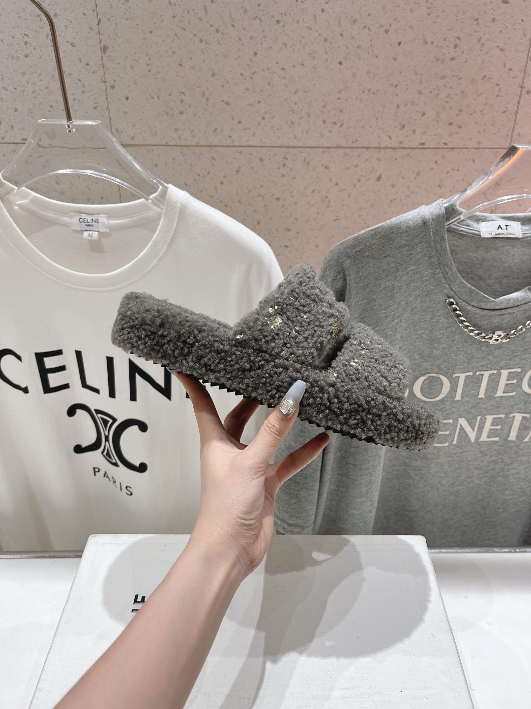 市场高版本 Celine/塞琳 2025ss新款居家保暖羊毛拖鞋🐏🐏这一季的赛琳又让我重新爱了它一次！这