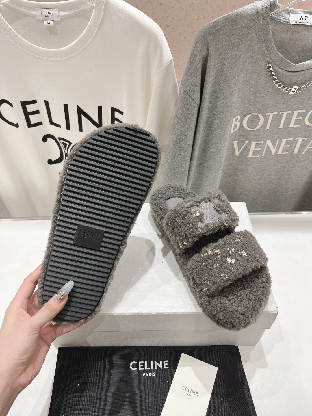 市场高版本 Celine/塞琳 2025ss新款居家保暖羊毛拖鞋🐏🐏这一季的赛琳又让我重新爱了它一次！这