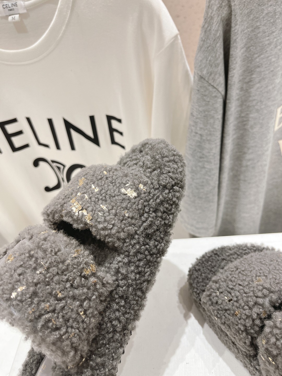 市场高版本 Celine/塞琳 2025ss新款居家保暖羊毛拖鞋🐏🐏这一季的赛琳又让我重新爱了它一次！这