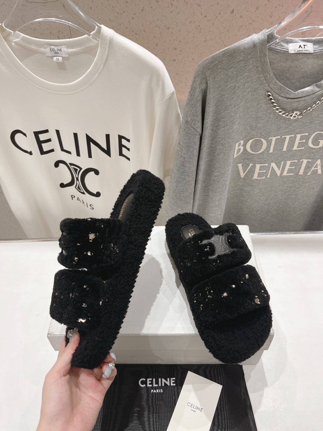 市场高版本 Celine/塞琳 2025ss新款居家保暖羊毛拖鞋🐏🐏这一季的赛琳又让我重新爱了它一次！这